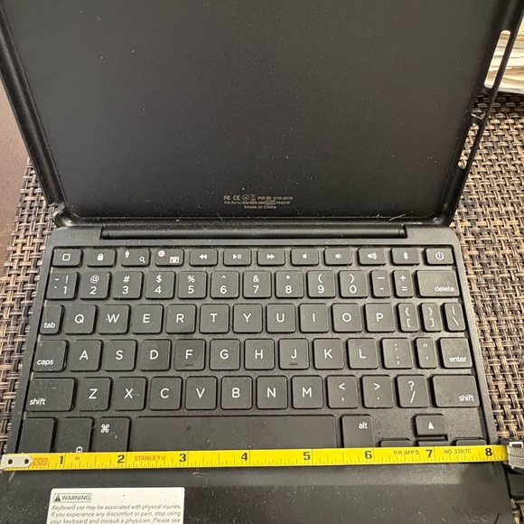 Zagg Black IPad Mini 4 hard shell case with keyboard cord for keyboard included - Picture 4 of 6